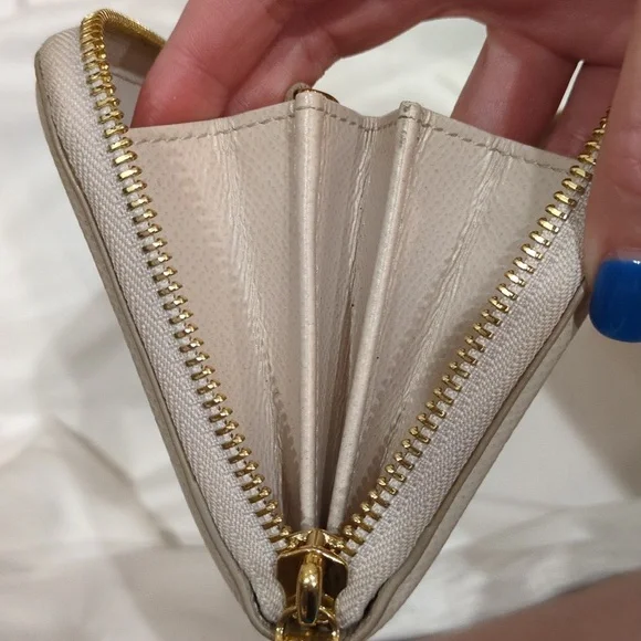 Salvatore Ferragamo Cream Beige Zip Around Wallet With Box - Picture 15 of 17